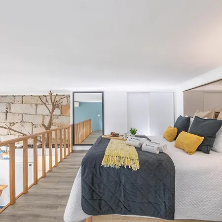 Deluxe Spacious Flats W Mezzanine By Host Wise Apartment
